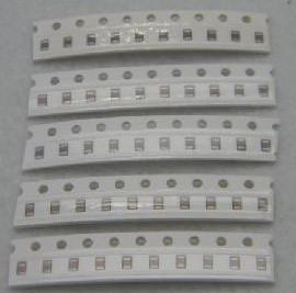 0805 Borsa capacità SMD 102-104 10 Pezzi da 10 tipi: 102 (1000P) 222 (2200P) 332 (3300P) 682 (6800P) 103 (0.01UF) 472 (4.7NF)