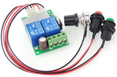 **Alt-text:** Regolatore di velocità PWM per motore DC da 6V a 24V con interruttore positivo e negativo e pulsante. Prodotto