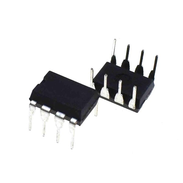 Due pezzi di LM393 LM393P TI Low Power Dual Voltage Comparators, integrati utilizzabili in eletttronica. Disponibili per il n