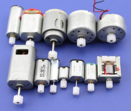 Kit di micro motori DC Arduiner con 12 pezzi diversi, inclusi modelle SRF300, K10, 140, 310, M20, 180, 130, 020, 1230, 90, N2